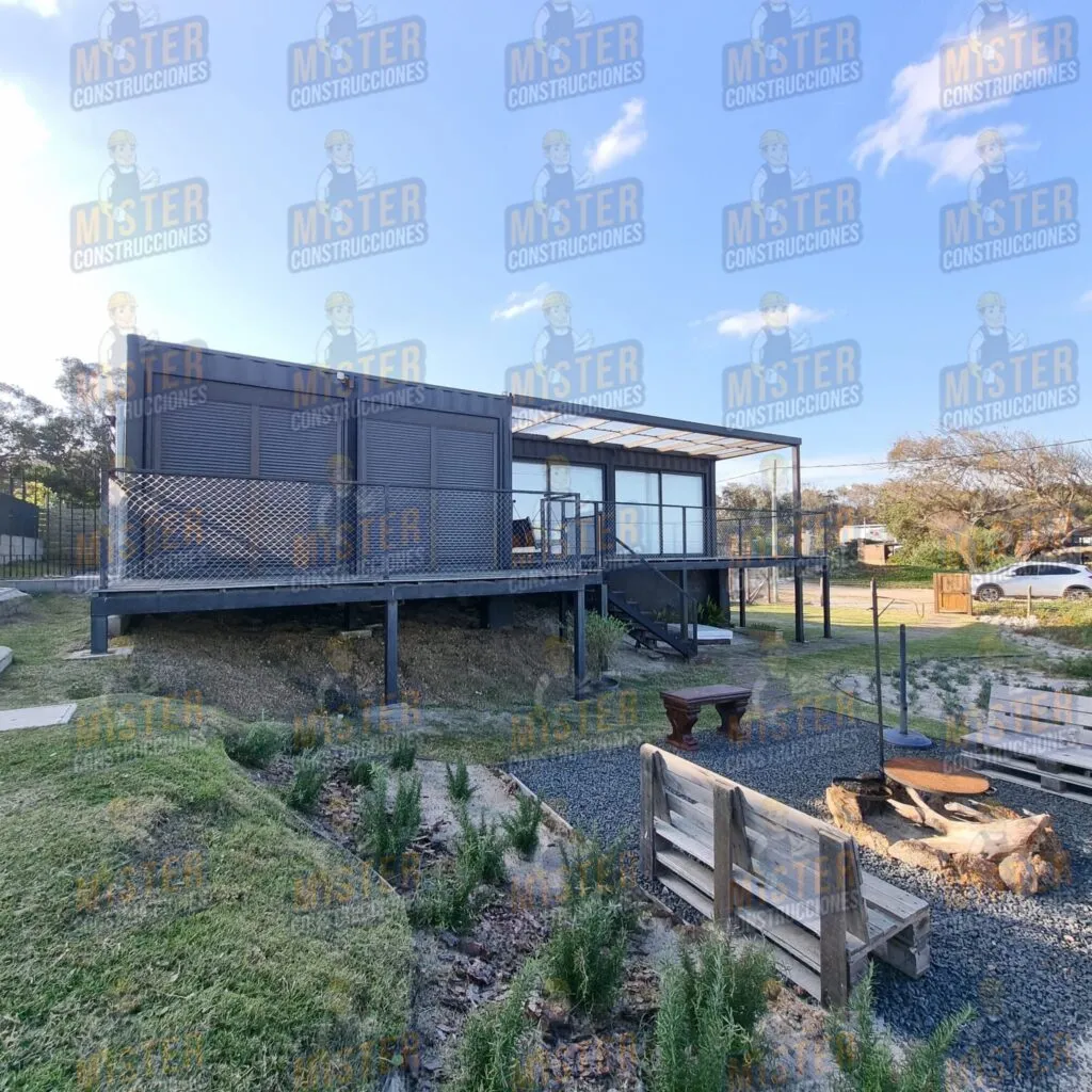 Casa contenedor elevada con terraza, estructura metálica y jardín con bancos de madera
