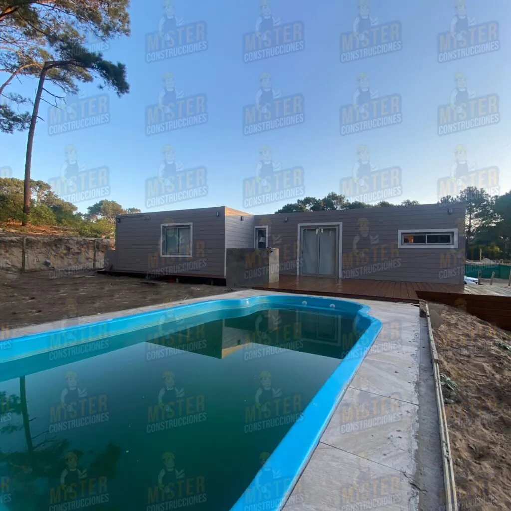 Casa contenedor modular de Mister Construcciones con piscina y deck en entorno arbolado