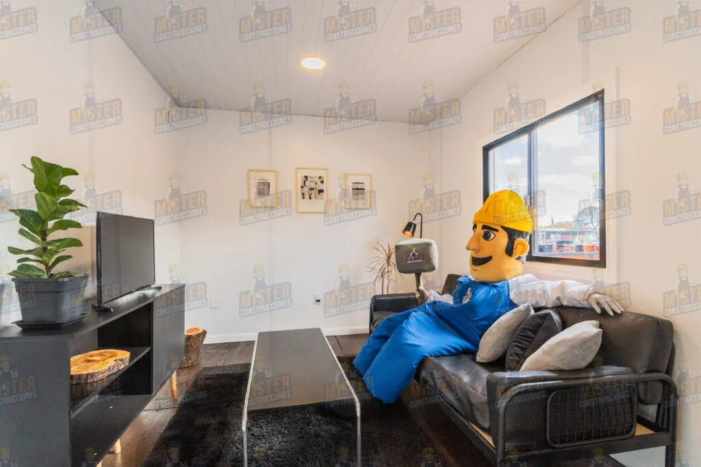 Sala de estar con, mesa de centro y mister construcciones sentado