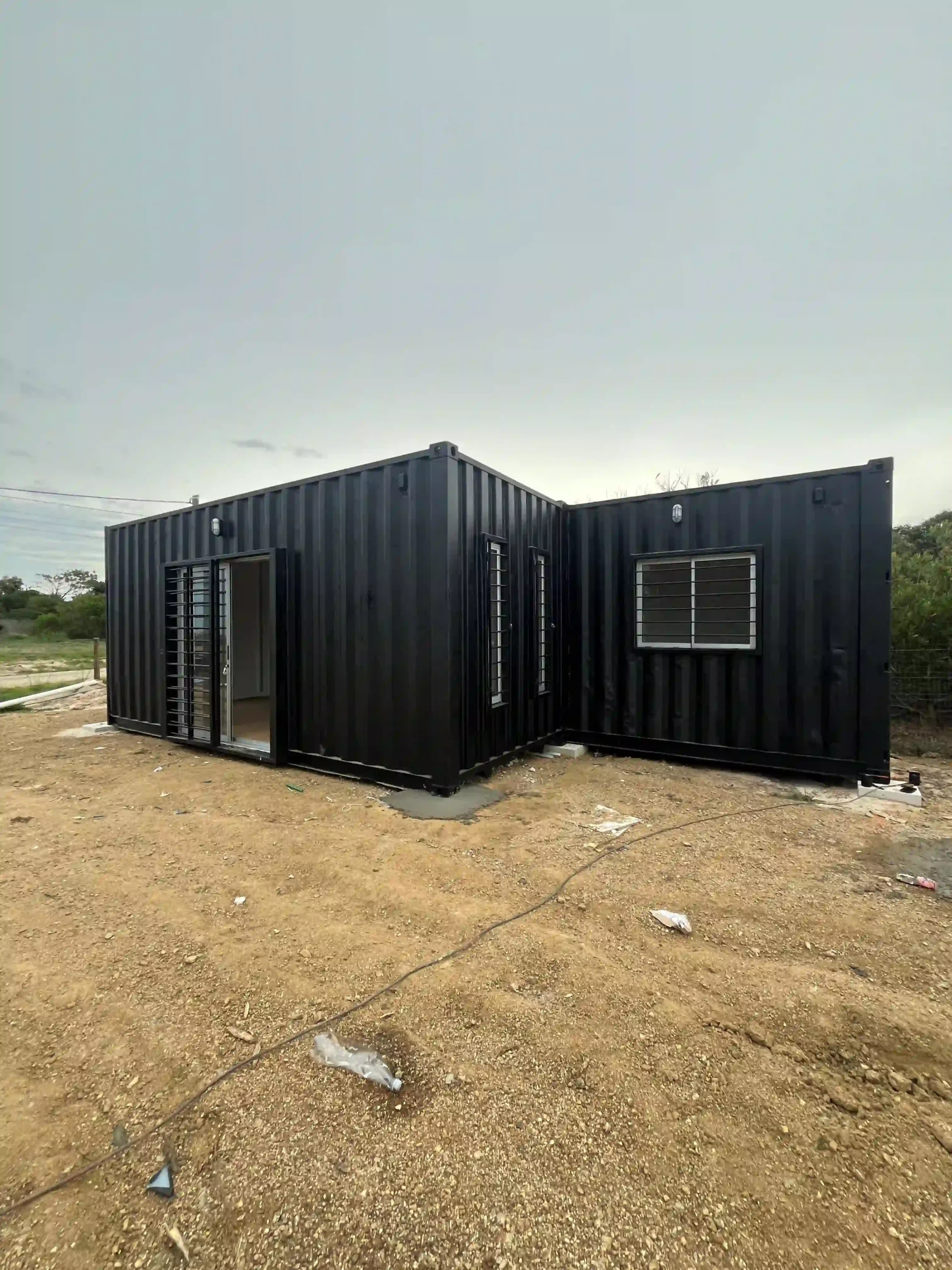 Casa contenedor 45 m² — distribución tipo T con 2 dormitorios