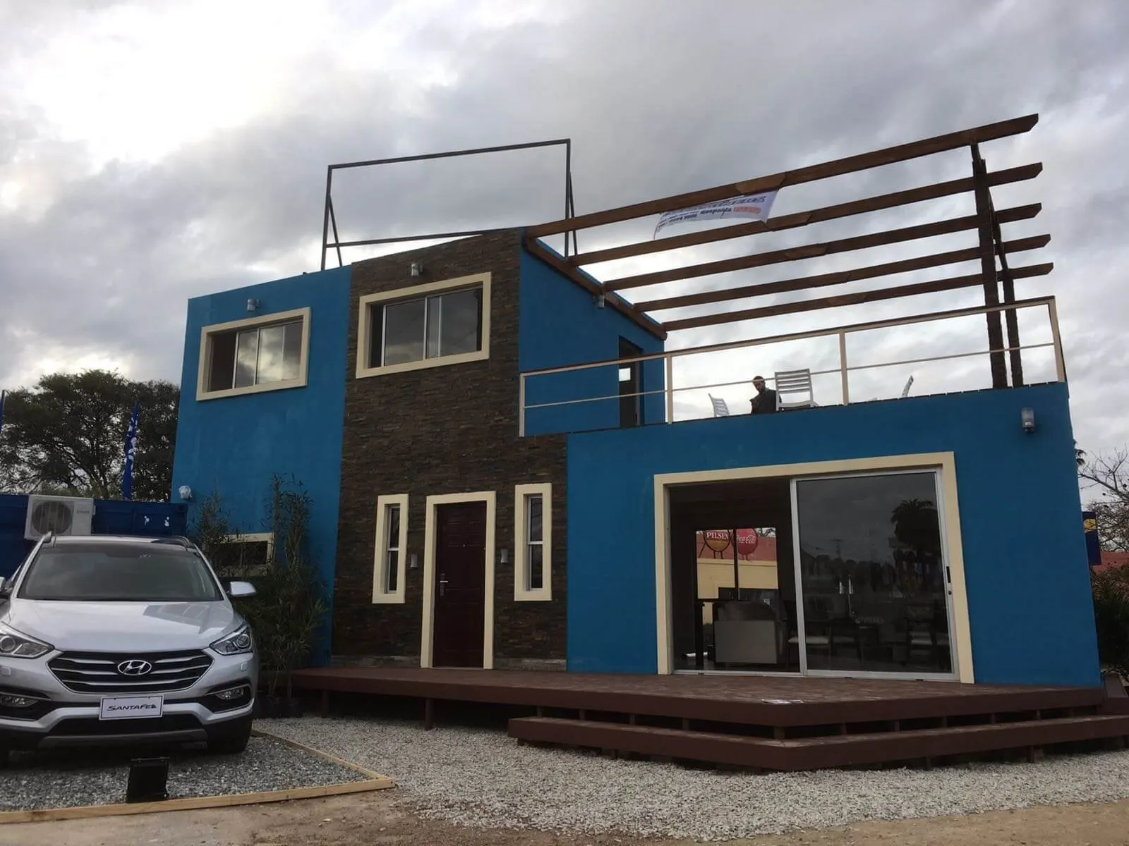 Casa Contenedor Premium 90 m² – 2 plantas, balcón con pérgola