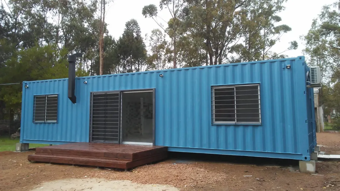 Casa contenedor 60 m² — Familiar con deck y galpón 3×2