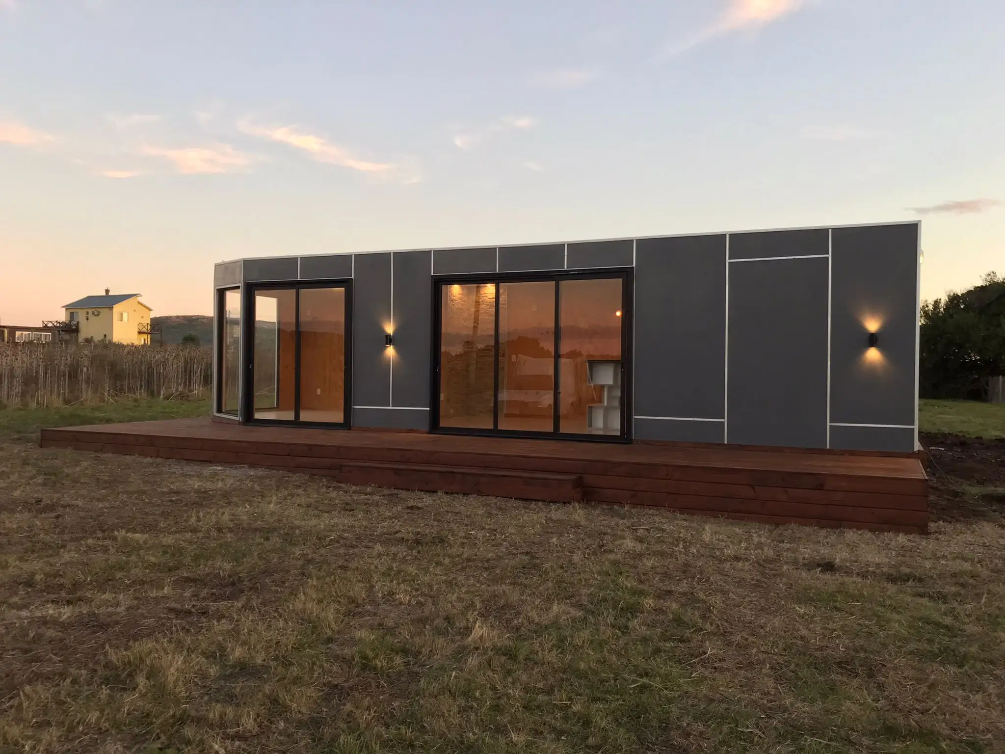 Casa contenedor — 30 m² con deck y ventanales