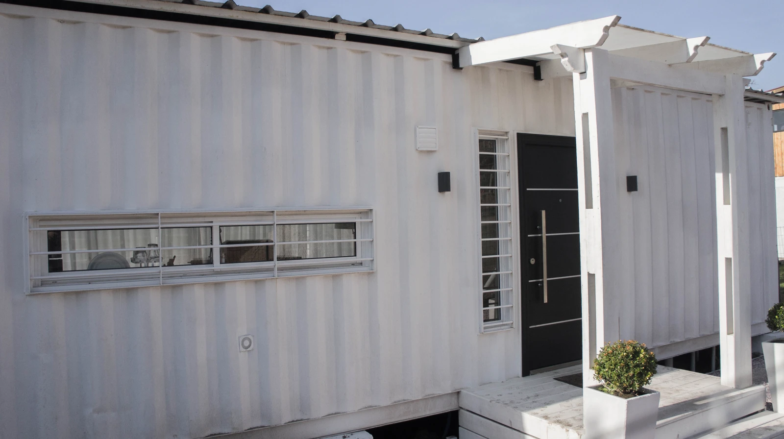 Casa Contenedor Premium 60 m² (2×40’) – deck y pérgola